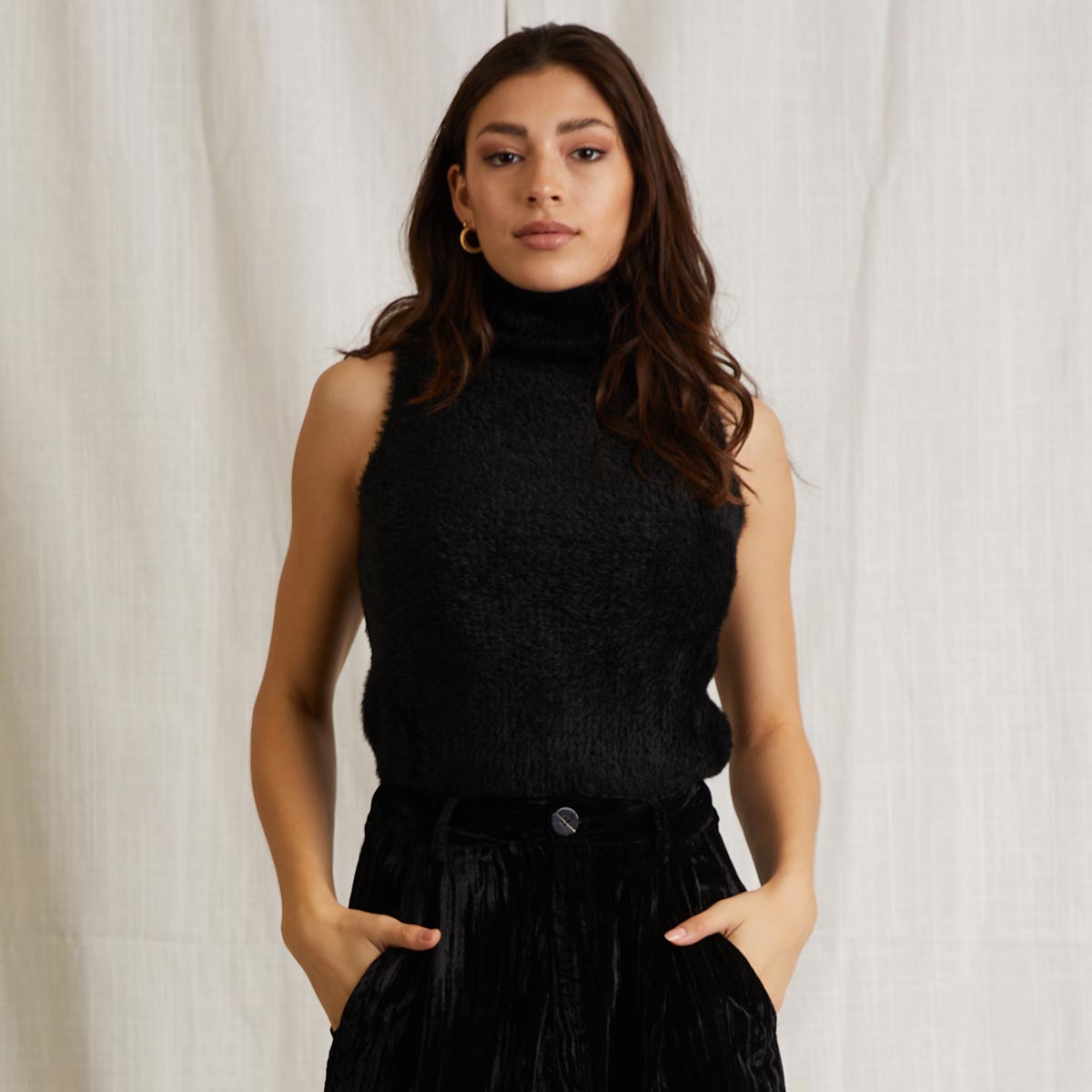 HAYDEN SLEEVELESS TURTLENECK IN BLACK BY SCANDAL ITALY