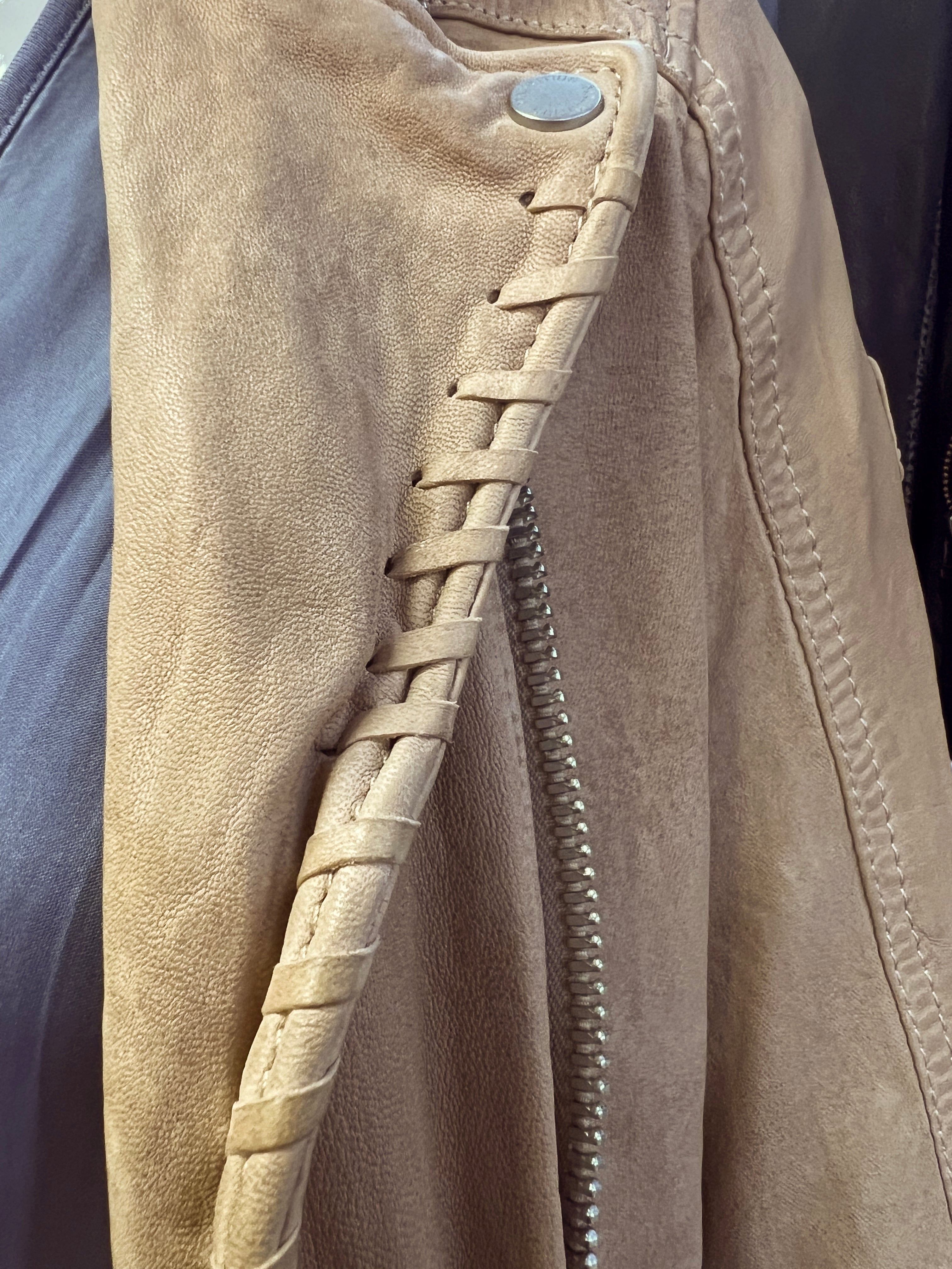 MAURITIUS ZOE RF FRINGED JACKET COLLAR DETAIL