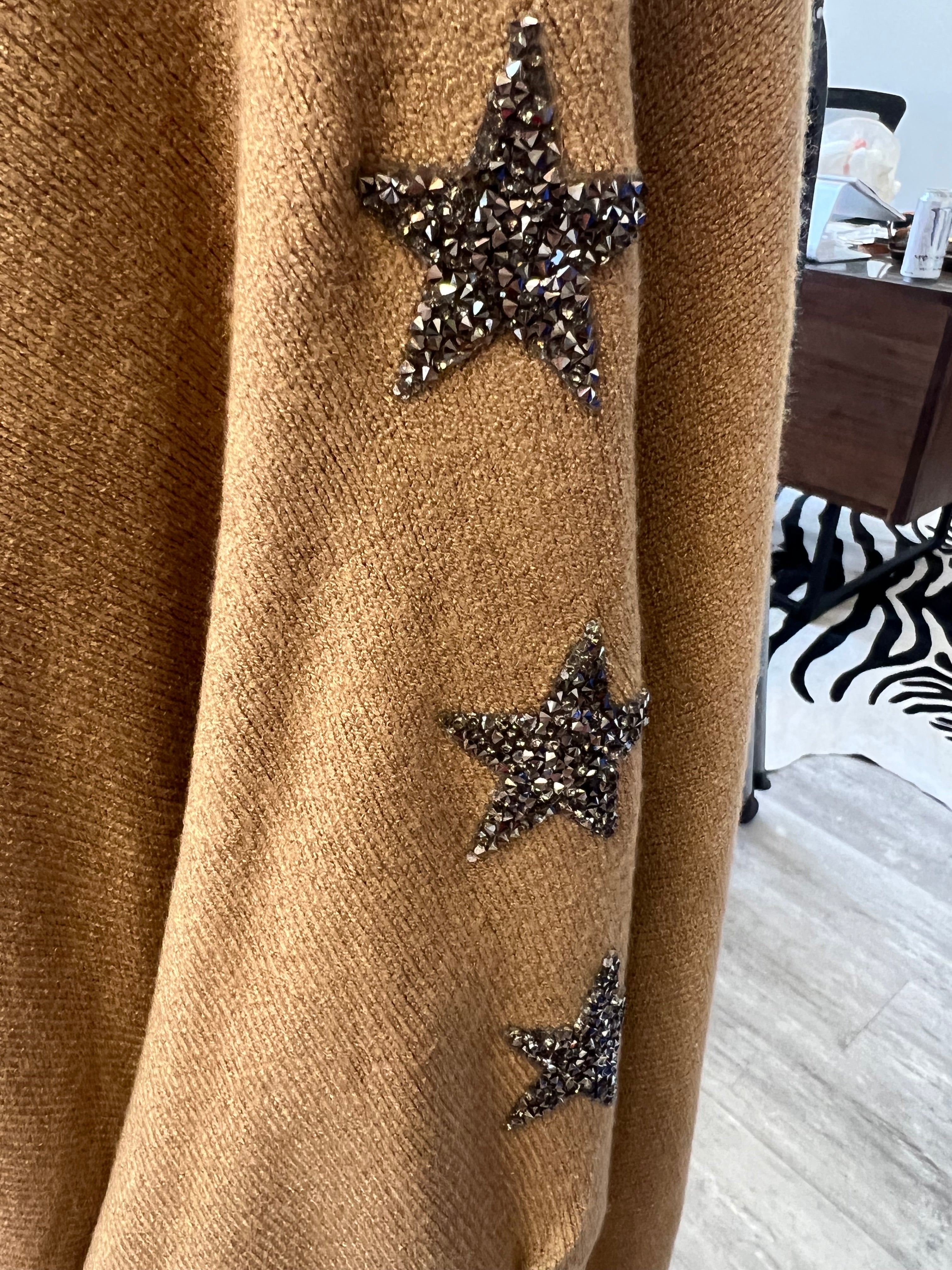 STAR DETAIL ON SCANDAL ITALY OLIVIA SWEATER  IN CARAMEL