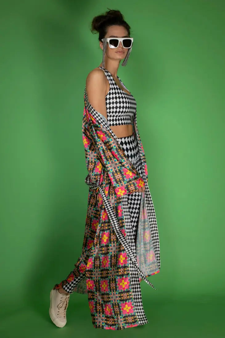 QUEEN BLACK AND WHITE LONGLINE SPORTS BRA